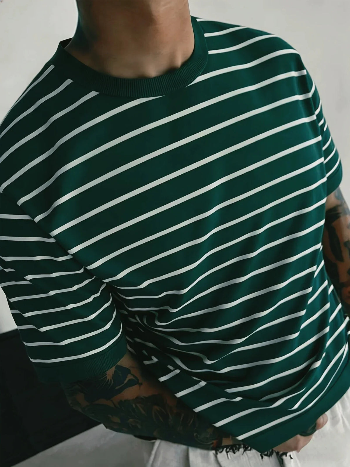 T-shirt de malha às riscas para homem, com gola redonda, cor bordeaux