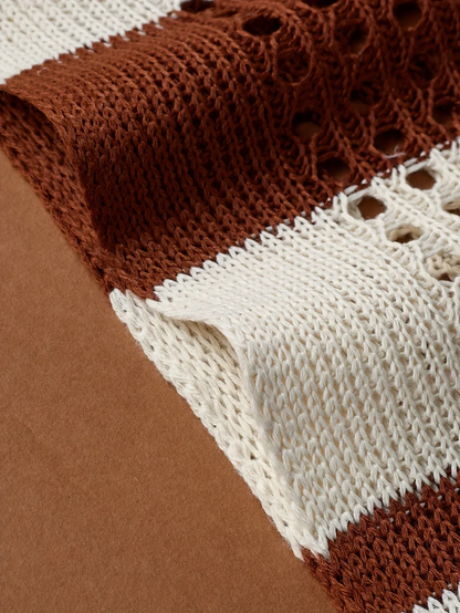 Løstsiddende strikvest til mænd med udskæringer og striber
